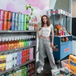 Lévanah Solomon Instagram - 🍭🍬 📸 par le vendeur de bonbons trop sympa de @mycenterparcs et @karinesolomon ________ #candy #sweet #candyshop #orange #green #rainbow #colors #color #ootd #outfit #picoftheday #photography #photooftheday #picture #vacation #holiday #girl #mood #vibes Villages Nature Paris
