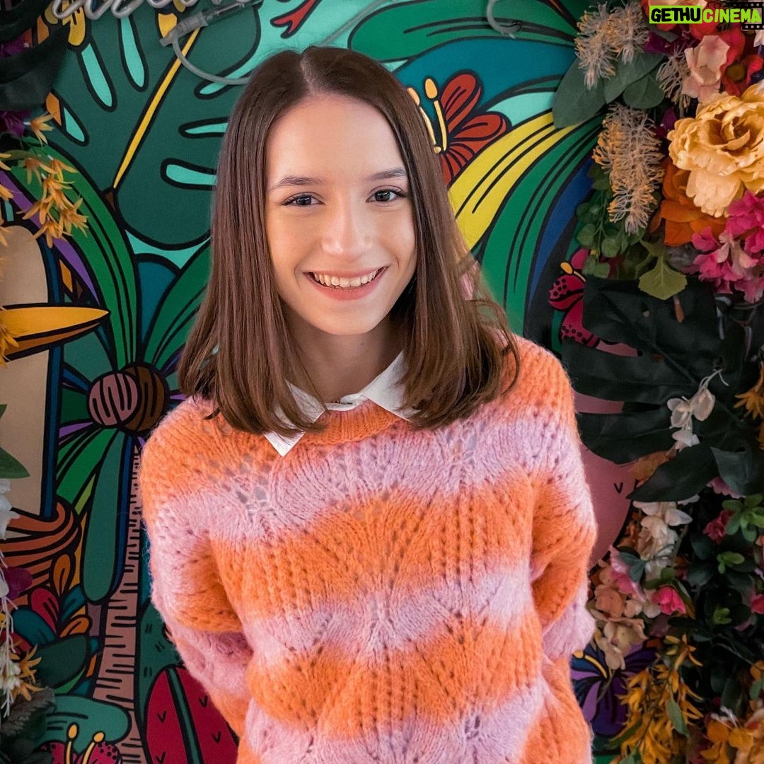 Lévanah Solomon Instagram - Je sais pas quoi écrire comme légende pour ces photos… T’aurais mis quoi toi ? ___________ #colors #color #pink #green #tropical #outfit #ootd #picoftheday #pictureoftheday #picture #photography #photo #teal #girl #flowers #smile #love #happy