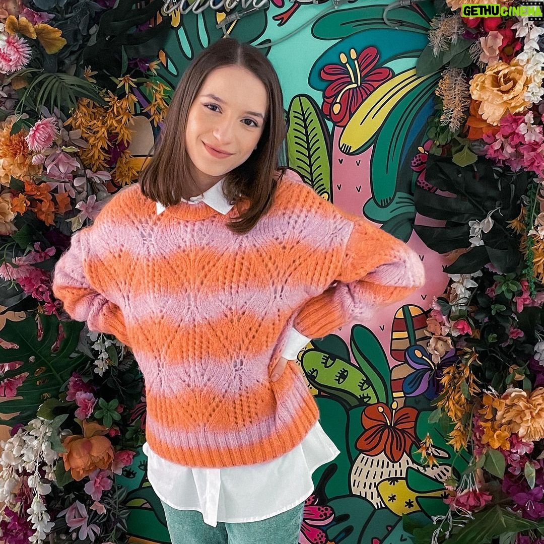 Lévanah Solomon Instagram - Je sais pas quoi écrire comme légende pour ces photos… T’aurais mis quoi toi ? ___________ #colors #color #pink #green #tropical #outfit #ootd #picoftheday #pictureoftheday #picture #photography #photo #teal #girl #flowers #smile #love #happy