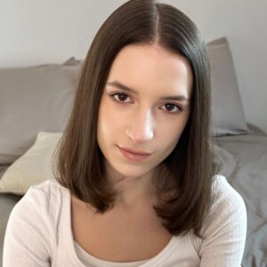 Lévanah Solomon Instagram - Premier shooting depuis ma nouvelle coupe 💇‍♀️ 
Tu valides ?

📸 by @karinesolomon 
_____________

#haircut #hair #hairstyle #shooting #photooftheday #picoftheday #photography #picture