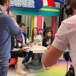 Lévanah Solomon Instagram - Quel honneur d’être une ambassadrice LEGO Friends et de se retrouver dans un décor LEGO géant. 💖 Merci à @legofrance_official de nous faire vivre cette grande aventure, à la découverte des nouveaux amis, des personnages hauts en couleurs. 💫
Retour en images sur cette belle journée de projection et de rencontre avec nos abonnés, sous les caméras de @nickelodeonfr. 🎬Ta photo préférée ? #picoftheday #goodday #ambassador #lego #legofriends #friends #family #love #feelgood #partenariat