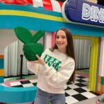 Lévanah Solomon Instagram - Quel honneur d’être une ambassadrice LEGO Friends et de se retrouver dans un décor LEGO géant. 💖 Merci à @legofrance_official de nous faire vivre cette grande aventure, à la découverte des nouveaux amis, des personnages hauts en couleurs. 💫 Retour en images sur cette belle journée de projection et de rencontre avec nos abonnés, sous les caméras de @nickelodeonfr. 🎬Ta photo préférée ? #picoftheday #goodday #ambassador #lego #legofriends #friends #family #love #feelgood #partenariat