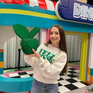 Lévanah Solomon Instagram - Quel honneur d’être une ambassadrice LEGO Friends et de se retrouver dans un décor LEGO géant. 💖 Merci à @legofrance_official de nous faire vivre cette grande aventure, à la découverte des nouveaux amis, des personnages hauts en couleurs. 💫
Retour en images sur cette belle journée de projection et de rencontre avec nos abonnés, sous les caméras de @nickelodeonfr. 🎬Ta photo préférée ? #picoftheday #goodday #ambassador #lego #legofriends #friends #family #love #feelgood #partenariat