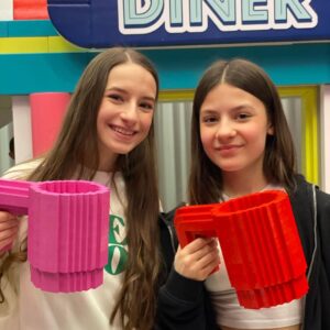 Lévanah Solomon Instagram - Quel honneur d’être une ambassadrice LEGO Friends et de se retrouver dans un décor LEGO géant. 💖 Merci à @legofrance_official de nous faire vivre cette grande aventure, à la découverte des nouveaux amis, des personnages hauts en couleurs. 💫
Retour en images sur cette belle journée de projection et de rencontre avec nos abonnés, sous les caméras de @nickelodeonfr. 🎬Ta photo préférée ? #picoftheday #goodday #ambassador #lego #legofriends #friends #family #love #feelgood #partenariat
