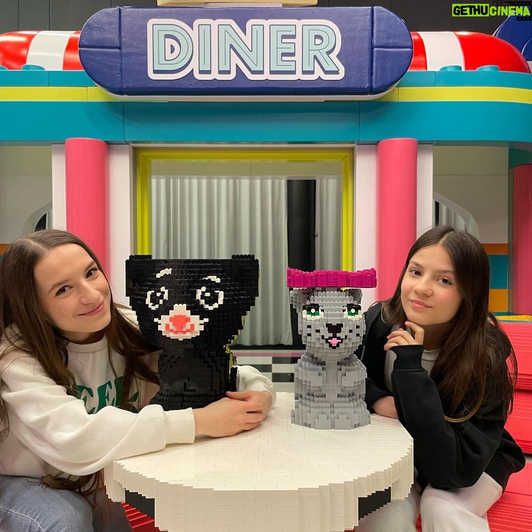 Lévanah Solomon - 9.6K Likes - Quel honneur d’être une ambassadrice LEGO Friends et de se retrouver dans un décor LEGO géant. 💖 Merci à @legofrance_official de nous faire vivre cette grande aventure, à la découverte des nouveaux amis, des personnages hauts en couleurs. 💫
Retour en images sur cette belle journée de projection et de rencontre avec nos abonnés, sous les caméras de @nickelodeonfr. 🎬Ta photo préférée ? #picoftheday #goodday #ambassador #lego #legofriends #friends #family #love #feelgood #partenariat