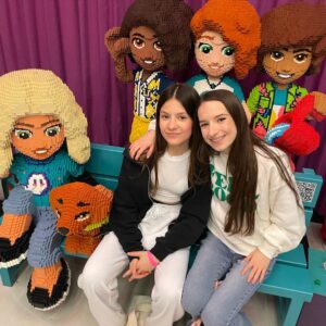 Lévanah Solomon Instagram - Quel honneur d’être une ambassadrice LEGO Friends et de se retrouver dans un décor LEGO géant. 💖 Merci à @legofrance_official de nous faire vivre cette grande aventure, à la découverte des nouveaux amis, des personnages hauts en couleurs. 💫
Retour en images sur cette belle journée de projection et de rencontre avec nos abonnés, sous les caméras de @nickelodeonfr. 🎬Ta photo préférée ? #picoftheday #goodday #ambassador #lego #legofriends #friends #family #love #feelgood #partenariat
