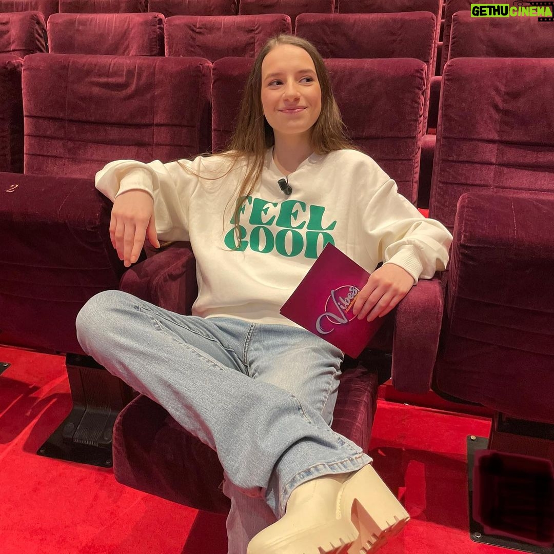Lévanah Solomon - 9.6K Likes - Quel honneur d’être une ambassadrice LEGO Friends et de se retrouver dans un décor LEGO géant. 💖 Merci à @legofrance_official de nous faire vivre cette grande aventure, à la découverte des nouveaux amis, des personnages hauts en couleurs. 💫
Retour en images sur cette belle journée de projection et de rencontre avec nos abonnés, sous les caméras de @nickelodeonfr. 🎬Ta photo préférée ? #picoftheday #goodday #ambassador #lego #legofriends #friends #family #love #feelgood #partenariat