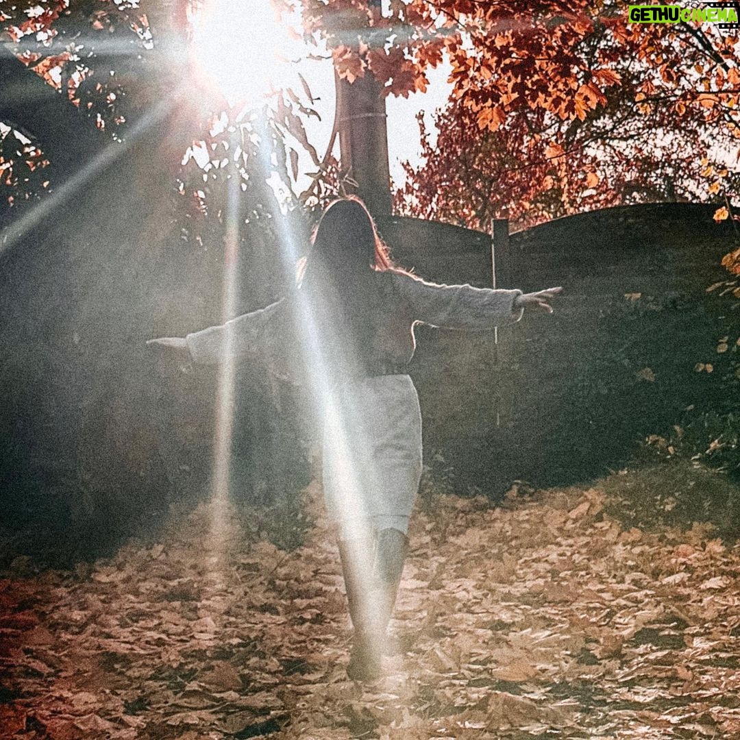Lévanah Solomon Instagram - 🍁 Demain, on sera en décembre ! ❄️ Et l’ambiance des festivités se fait déjà ressentir… D’ailleurs, je peux vous annoncer qu’aujourd’hui, un super film de Noël est sorti en salle : Violent Night Vous pourrez y entendre ma voix dans le rôle de Trudy ! (Attention, ce film est déconseillé aux plus jeunes) De notre coté, on vous prépare de jolies surprises, dès ce soir, ici et sur YouTube ! 🎁 Trop hâte de partager tout ça ! 📸 @karinesolomon (la queen) _______ #fall #winter #winteroutfit #falloutfit #mood #leaves #outfit #clothes #tree #christmas #xmas #dress #coat #movie #enjoy