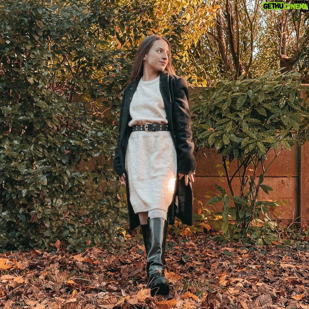 Lévanah Solomon Instagram - 🍁 Demain, on sera en décembre ! ❄️ Et l’ambiance des festivités se fait déjà ressentir… D’ailleurs, je peux vous annoncer qu’aujourd’hui, un super film de Noël est sorti en salle : Violent Night Vous pourrez y entendre ma voix dans le rôle de Trudy ! (Attention, ce film est déconseillé aux plus jeunes) De notre coté, on vous prépare de jolies surprises, dès ce soir, ici et sur YouTube ! 🎁 Trop hâte de partager tout ça ! 📸 @karinesolomon (la queen) _______ #fall #winter #winteroutfit #falloutfit #mood #leaves #outfit #clothes #tree #christmas #xmas #dress #coat #movie #enjoy
