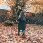 Lévanah Solomon Instagram - 🍁 Demain, on sera en décembre ! ❄️ Et l’ambiance des festivités se fait déjà ressentir… D’ailleurs, je peux vous annoncer qu’aujourd’hui, un super film de Noël est sorti en salle : Violent Night Vous pourrez y entendre ma voix dans le rôle de Trudy ! (Attention, ce film est déconseillé aux plus jeunes) De notre coté, on vous prépare de jolies surprises, dès ce soir, ici et sur YouTube ! 🎁 Trop hâte de partager tout ça ! 📸 @karinesolomon (la queen) _______ #fall #winter #winteroutfit #falloutfit #mood #leaves #outfit #clothes #tree #christmas #xmas #dress #coat #movie #enjoy