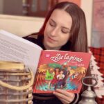 Lévanah Solomon Instagram - ✨Concours✨ À l’abordage jeunes (et moins jeunes 😉) moussaillons ! 💫 Si tu nous suis en story, tu as découvert récemment que @levanah_off est la voix de l’intrépide @zelielapirate, un personnage haut en couleurs, qu’elle a eu le bonheur d’interpréter en compagnie d’une équipe au top ! 💛 Nous avions envie de fêter comme il se doit la sortie du chapitre 2, en vous proposant de remporter 3 livres CD préfacés par Monsieur Francis Cabrel et 3 CD incluant un livret de 20 pages*. 🏴‍☠️ Pour participer, c’est très simple : 1/ Abonne-toi vite aux comptes @zelielapirate @levanah_off et @karinesolomon 2/ Laisse ton commentaire, dis-nous quel CD tu préfères recevoir (livre ou album) ? 3/ Taggue des ami(e)s et partage, si tu peux, ce post en story en nous identifiant ! 🪝A toi de jouer ! 🍀 #concours #zelielapirate #voice #actor #karinesolomon *Cadeaux offerts par la marque. 🙏 Concours réservé à la France et la Belgique. 💫