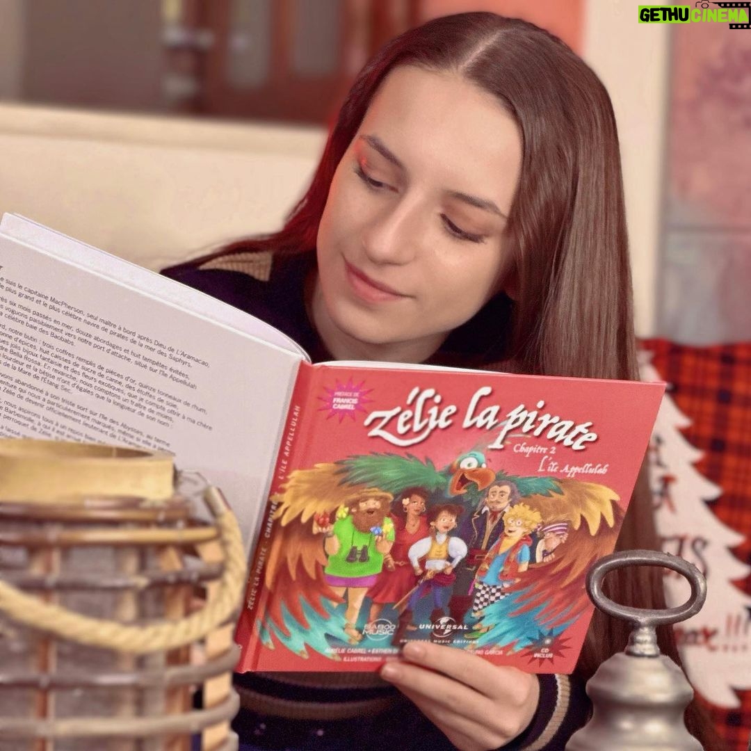Lévanah Solomon Instagram - ✨Concours✨ À l’abordage jeunes (et moins jeunes 😉) moussaillons ! 💫 Si tu nous suis en story, tu as découvert récemment que @levanah_off est la voix de l’intrépide @zelielapirate, un personnage haut en couleurs, qu’elle a eu le bonheur d’interpréter en compagnie d’une équipe au top ! 💛 Nous avions envie de fêter comme il se doit la sortie du chapitre 2, en vous proposant de remporter 3 livres CD préfacés par Monsieur Francis Cabrel et 3 CD incluant un livret de 20 pages*. 🏴☠️ Pour participer, c’est très simple : 1/ Abonne-toi vite aux comptes @zelielapirate @levanah_off et @karinesolomon 2/ Laisse ton commentaire, dis-nous quel CD tu préfères recevoir (livre ou album) ? 3/ Taggue des ami(e)s et partage, si tu peux, ce post en story en nous identifiant ! 🪝A toi de jouer ! 🍀 #concours #zelielapirate #voice #actor #karinesolomon *Cadeaux offerts par la marque. 🙏 Concours réservé à la France et la Belgique. 💫