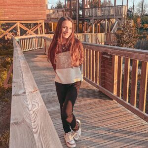 Lévanah Solomon Instagram - Seventeen ✌🏻

📸 @kimberley_solomon 
📍 @parrotworld.officiel 

__________

#birthday #birthdaygirl #seventeen #white #light #pink #yellow #colors #pastel #goldenhour #nature #picoftheday #pictureoftheday #photooftheday #portrait #photography #brown #beige #neutral #smile #happy #teenager #teen #girl #fall #october #autumn