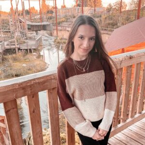 Lévanah Solomon Instagram - Seventeen ✌🏻

📸 @kimberley_solomon 
📍 @parrotworld.officiel 

__________

#birthday #birthdaygirl #seventeen #white #light #pink #yellow #colors #pastel #goldenhour #nature #picoftheday #pictureoftheday #photooftheday #portrait #photography #brown #beige #neutral #smile #happy #teenager #teen #girl #fall #october #autumn