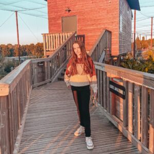Lévanah Solomon Instagram - Seventeen ✌🏻

📸 @kimberley_solomon 
📍 @parrotworld.officiel 

__________

#birthday #birthdaygirl #seventeen #white #light #pink #yellow #colors #pastel #goldenhour #nature #picoftheday #pictureoftheday #photooftheday #portrait #photography #brown #beige #neutral #smile #happy #teenager #teen #girl #fall #october #autumn