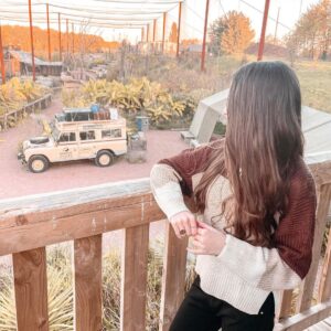 Lévanah Solomon Instagram - Seventeen ✌🏻

📸 @kimberley_solomon 
📍 @parrotworld.officiel 

__________

#birthday #birthdaygirl #seventeen #white #light #pink #yellow #colors #pastel #goldenhour #nature #picoftheday #pictureoftheday #photooftheday #portrait #photography #brown #beige #neutral #smile #happy #teenager #teen #girl #fall #october #autumn