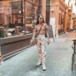 Lévanah Solomon Instagram - 𝑂𝑛 𝑚𝑦 𝑤𝑎𝑦 𝑡𝑜 𝑚𝑦 𝑔𝑜𝑎𝑙𝑠 💋 Bon, j’ai hésité à écrire « 𝑂𝑛 𝑚𝑦 𝑤𝑎𝑦 𝑡𝑜 𝑡ℎ𝑒 𝑏𝑜𝑜𝑘𝑠𝑡𝑜𝑟𝑒 » mais ça fait moins badass je trouve… Et toi tu préfères quoi ? 😂 📸 @karinesolomon _________ #badass #thatgirl #white #pink #blue #orange #light #colors #pastel #neutral #paris #parisian #bookstore #walk #art #street #photooftheday #picoftheday #photography #pictureoftheday Passage des Panoramas
