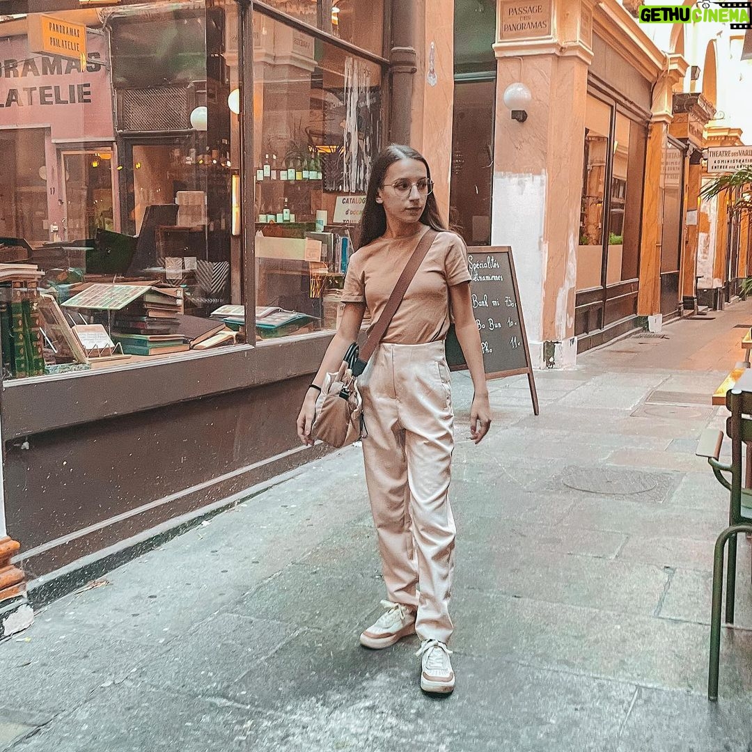 LΓ©vanah Solomon Instagram - ππ ππ¦ π€ππ¦ π‘π ππ¦ πππππ π Bon, jβai hΓ©sitΓ© Γ Γ©crire « ππ ππ¦ π€ππ¦ π‘π π‘βπ πππππ π‘πππΒ Β» mais Γ§a fait moins badass je trouveβ¦ Et toi tu prΓ©fΓ¨res quoi ? π πΈ @karinesolomon _________ #badass #thatgirl #white #pink #blue #orange #light #colors #pastel #neutral #paris #parisian #bookstore #walk #art #street #photooftheday #picoftheday #photography #pictureoftheday Passage des Panoramas