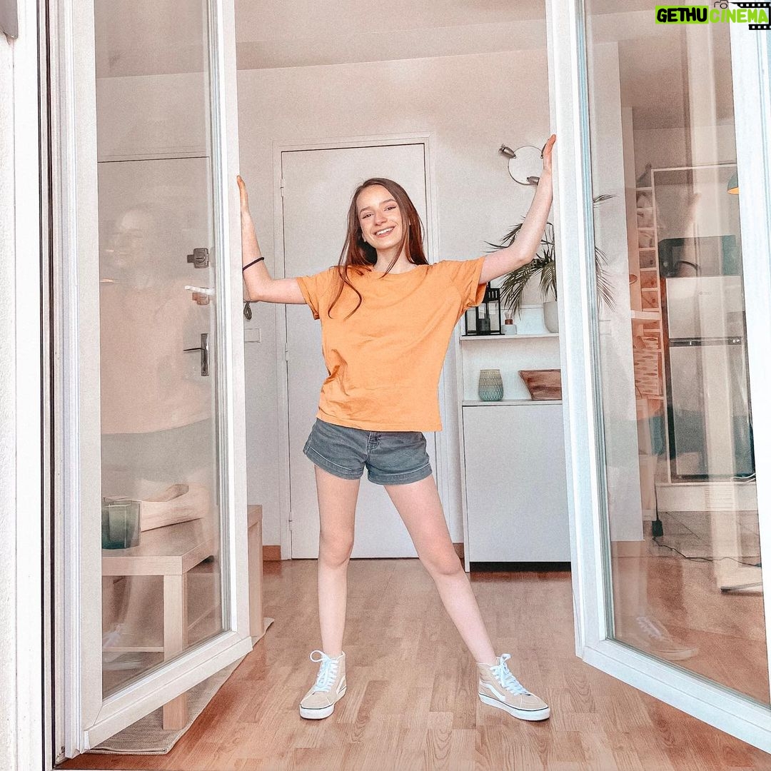 Lévanah Solomon Instagram - 🍯 Home, Sweet Home… Photo 1 ou 2 ? 📸 by @karinesolomon ____________ #house #decoration #white #pink #yellow #light #lighthouse #green #neutral #color #pastel #picoftheday #photooftheday #happy #smile