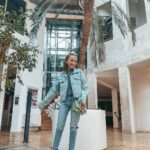 Lévanah Solomon Instagram - Aaaaahhh je suis trop contente 🥳 J’aime trop la période de la rentrée ! Et toi, t’es comme moi ou t’aurais préféré danser sous les sunlights des tropiques encore un peu ? 😂🌿 📸 by @karinesolomon ___________ #backtowork #backtoschool #rentree #travel #paris #outfit #pink #white #green #picoftheday #photography #buildings #neutral #french #smile #summer #color #life #beige #photooftheday #happy