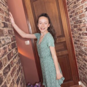 Lévanah Solomon Instagram - 🎶 dancing in my room, swaying my feet 🎶

📸 by @karinesolomon 
________

#room #roommakeover #neutral #white #pink #brown #beige #aesthetic #green #color #girl #vibes #mood #decor #homedecor #photooftheday #picoftheday #photography #picture #photo
