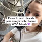 Lévanah Solomon Instagram – Les coulisses des tournages ! ✨ C’est comme ça qu’on a commencé y a plus de 7 ans maintenant à partager nos projets artistiques avec vous. 🌟 La boucle est bouclée avec ce petit film de l’envers du décor du passage en studio de @levanah_off pour l’enregistrement de la chanson LEGO Friends 💖 pour @legofrance_official 💛 Et toi, quand et sur quel réseau as-tu commencé à nous suivre ? 💫 #new #reels #create #music #artist #singer #family #karinesolomon