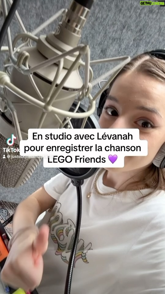 Lévanah Solomon Instagram - Les coulisses des tournages ! ✨ C’est comme ça qu’on a commencé y a plus de 7 ans maintenant à partager nos projets artistiques avec vous. 🌟 La boucle est bouclée avec ce petit film de l’envers du décor du passage en studio de @levanah_off pour l’enregistrement de la chanson LEGO Friends 💖 pour @legofrance_official 💛 Et toi, quand et sur quel réseau as-tu commencé à nous suivre ? 💫 #new #reels #create #music #artist #singer #family #karinesolomon