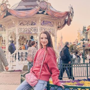Lévanah Solomon Instagram - 💜 30 ANS 💜
Happy birthday @disneylandparis ✨

📸 @karinesolomon 

#disneylandparis #disneyland #disney #white #pink #iridescent #yellow #pastel #picoftheday #pictureoftheday #photooftheday #photography #neutral #birthday #mickey #purple