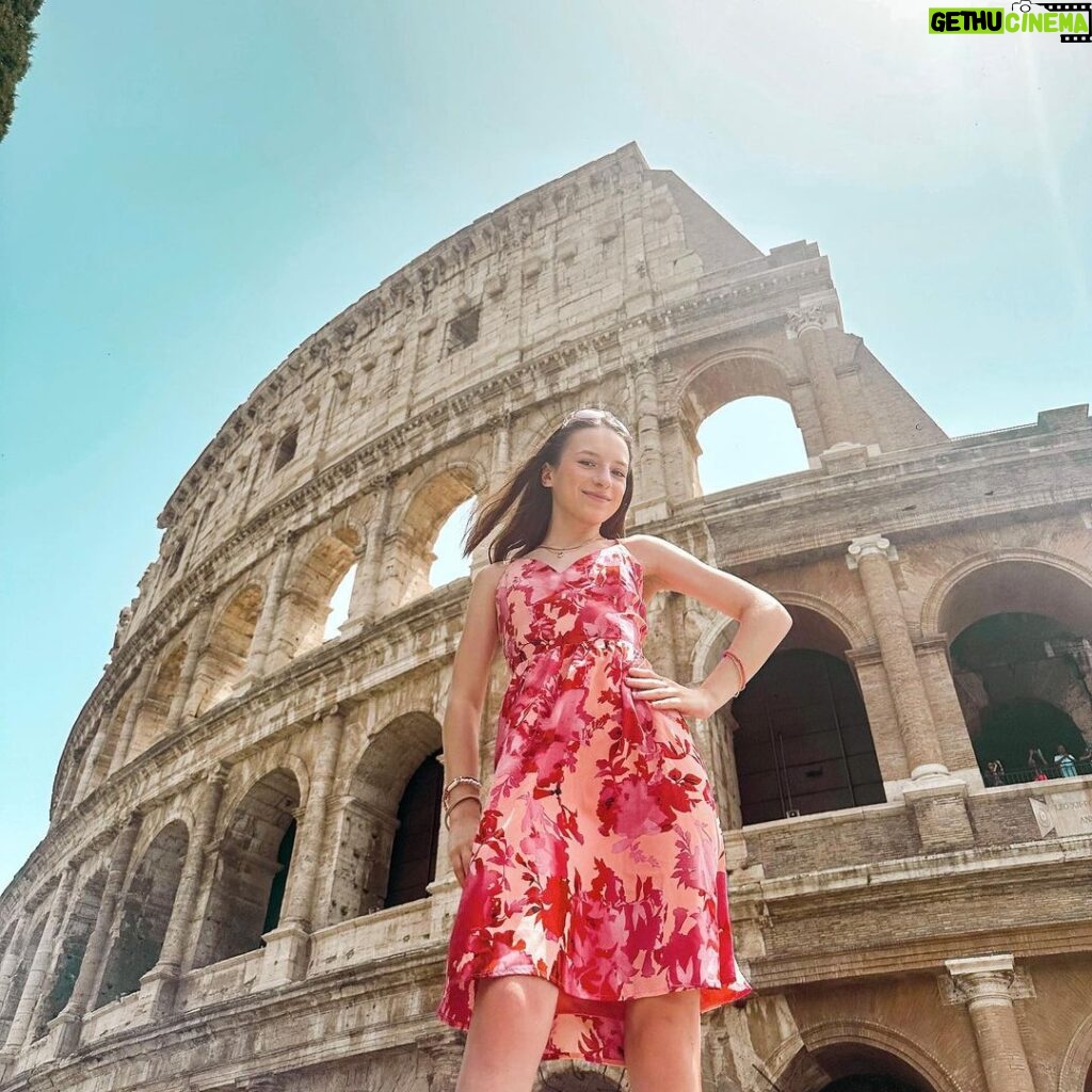 Lévanah Solomon Instagram - Il Colosseo 🌺🤎🇮🇹 *Colorimétrie retouchée #picoftheday #pictureoftheday #photography #photooftheday #travel #sky #italy #rome #beige #pink #tan #aesthetic #mood #vibes #summer #colors #color #light #white #ootd #outfit #colosseum #colosseo #ruins #smile Colosseo - Roma