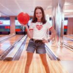 Lévanah Solomon Instagram - 🍒☎️📀🥤💋 C’est @elina.solomon_officiel qui a gagné la partie 🤡 📸 @karinesolomon _________ #bowling #picoftheday #photooftheday #vacation #holiday #80s #90s #retro #pink #orange #red #blue #aesthetic #photography #summer #mood #vibes #outfit #ootd #color #colors #girl Villages Nature Paris