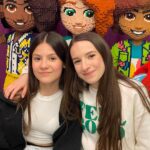 Lévanah Solomon Instagram - Quel honneur d’être une ambassadrice LEGO Friends et de se retrouver dans un décor LEGO géant. 💖 Merci à @legofrance_official de nous faire vivre cette grande aventure, à la découverte des nouveaux amis, des personnages hauts en couleurs. 💫 Retour en images sur cette belle journée de projection et de rencontre avec nos abonnés, sous les caméras de @nickelodeonfr. 🎬Ta photo préférée ? #picoftheday #goodday #ambassador #lego #legofriends #friends #family #love #feelgood #partenariat