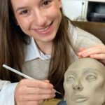 Lévanah Solomon Instagram - La première sculpture d’argile de ma @levanah_off ✨ Ma fille m’épate de jour en jour, même si j’ai toujours su qu’elle avait aussi d’autres talents que ceux qu’elle met pleinement en pratique aujourd’hui. Par exemple, lorsqu’elle était très petite, son allure de danseuse classique et toutes ces danses qu’elle improvisait merveilleusement bien, me laissait penser que j’aurai dû l’inscrire à l’Opéra de Paris. ✨ Mais évidemment, difficile de tout pratiquer en allant au bout de sa passion. Alors il y a des domaines artistiques qu’elle pratique par pur plaisir ! 💖 Celui-là, tu valides ? #talent #passion #artist #family #mamanfiere #karinesolomon