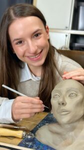 Lévanah Solomon Instagram - La première sculpture d’argile de ma @levanah_off ✨ Ma fille m’épate de jour en jour, même si j’ai toujours su qu’elle avait aussi d’autres talents que ceux qu’elle met pleinement en pratique aujourd’hui. Par exemple, lorsqu’elle était très petite, son allure de danseuse classique et toutes ces danses qu’elle improvisait merveilleusement bien, me laissait penser que j’aurai dû l’inscrire à l’Opéra de Paris. ✨ Mais évidemment, difficile de tout pratiquer en allant au bout de sa passion. Alors il y a des domaines artistiques qu’elle pratique par pur plaisir ! 💖 Celui-là, tu valides ? #talent #passion #artist #family #mamanfiere #karinesolomon
