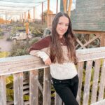 Lévanah Solomon Instagram - Seventeen ✌🏻 📸 @kimberley_solomon 📍 @parrotworld.officiel __________ #birthday #birthdaygirl #seventeen #white #light #pink #yellow #colors #pastel #goldenhour #nature #picoftheday #pictureoftheday #photooftheday #portrait #photography #brown #beige #neutral #smile #happy #teenager #teen #girl #fall #october #autumn Parrot World - Parc animalier immersif