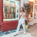 Lévanah Solomon Instagram - 𝑂𝑛 𝑚𝑦 𝑤𝑎𝑦 𝑡𝑜 𝑚𝑦 𝑔𝑜𝑎𝑙𝑠 💋 Bon, j’ai hésité à écrire « 𝑂𝑛 𝑚𝑦 𝑤𝑎𝑦 𝑡𝑜 𝑡ℎ𝑒 𝑏𝑜𝑜𝑘𝑠𝑡𝑜𝑟𝑒 » mais ça fait moins badass je trouve… Et toi tu préfères quoi ? 😂 📸 @karinesolomon _________ #badass #thatgirl #white #pink #blue #orange #light #colors #pastel #neutral #paris #parisian #bookstore #walk #art #street #photooftheday #picoftheday #photography #pictureoftheday Passage des Panoramas