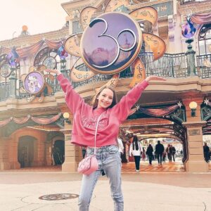 Lévanah Solomon Instagram - 💜 30 ANS 💜
Happy birthday @disneylandparis ✨

📸 @karinesolomon 

#disneylandparis #disneyland #disney #white #pink #iridescent #yellow #pastel #picoftheday #pictureoftheday #photooftheday #photography #neutral #birthday #mickey #purple