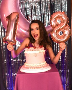 Lévanah Solomon Instagram - 18 ans !! … 18 ans ????
🎂 Merci @candyparadis 
📸 Merci @titiberenger 

_______

#birthday #cake #teen #pink #picoftheday #pictureoftheday #photography #photooftheday #aesthetic #colors #girl #birthdaygirl