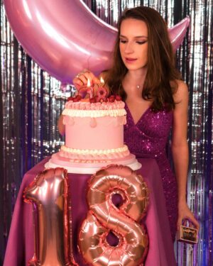 Lévanah Solomon Instagram - 18 ans !! … 18 ans ????
🎂 Merci @candyparadis 
📸 Merci @titiberenger 

_______

#birthday #cake #teen #pink #picoftheday #pictureoftheday #photography #photooftheday #aesthetic #colors #girl #birthdaygirl
