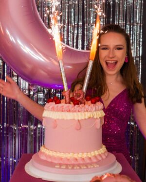Lévanah Solomon Instagram - 18 ans !! … 18 ans ????
🎂 Merci @candyparadis 
📸 Merci @titiberenger 

_______

#birthday #cake #teen #pink #picoftheday #pictureoftheday #photography #photooftheday #aesthetic #colors #girl #birthdaygirl