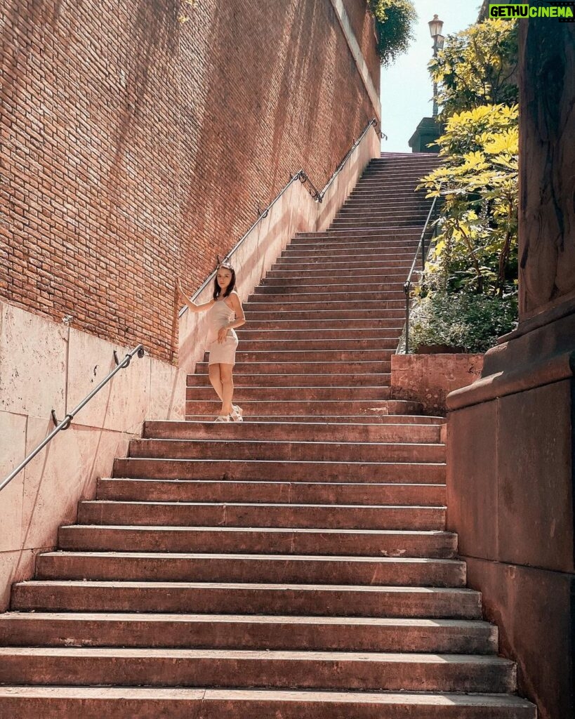 Lévanah Solomon Instagram - Step by step… ______ #picoftheday #pictureoftheday #photography #photooftheday #travel #italy #rome #beige #tan #aesthetic #mood #vibes #summer #colors #color #light #white #ootd #outfit #pink #pastel #vacation #holiday #girl #neutral Italie, Rome