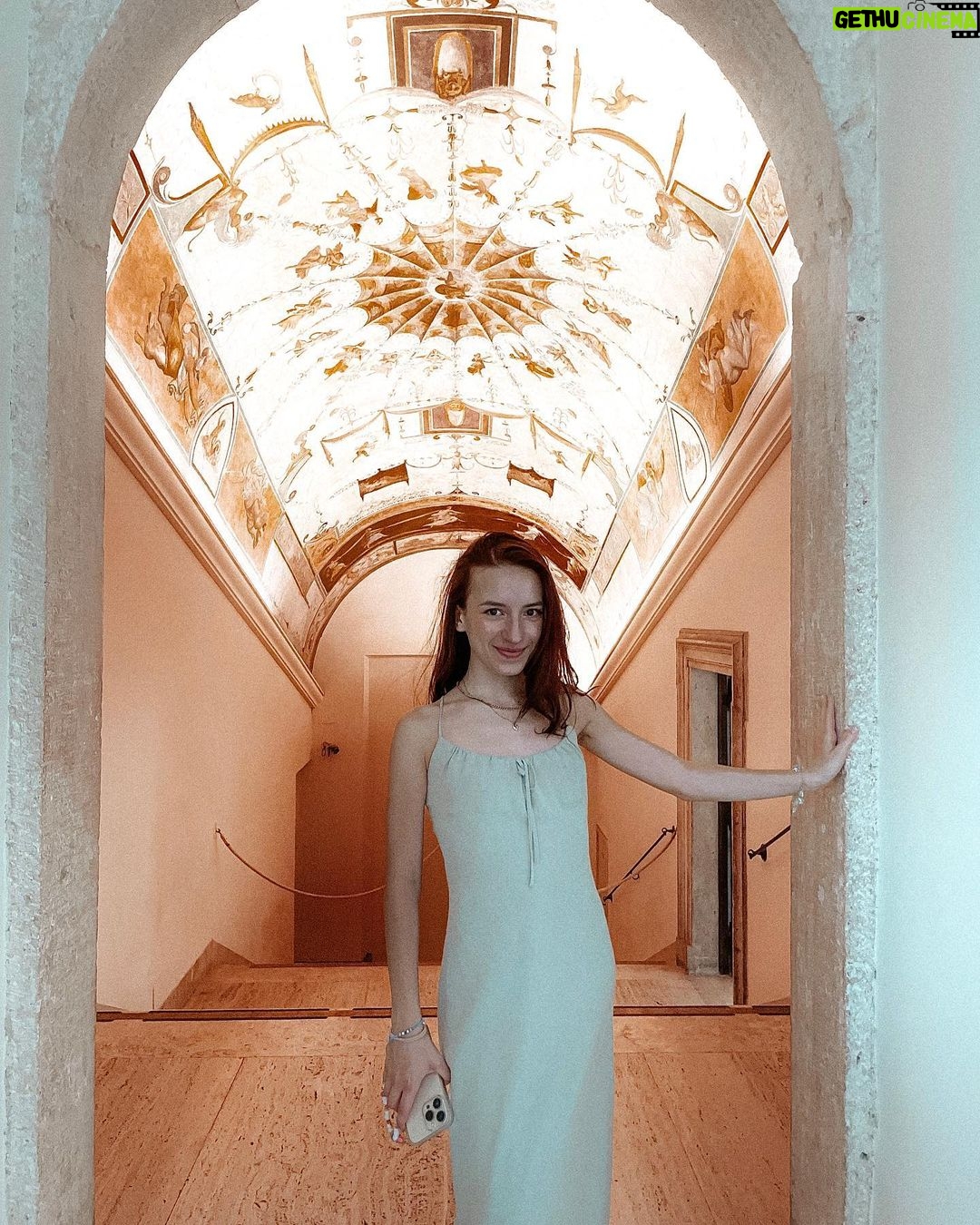 Lévanah Solomon Instagram - ✅ Visiter la Chapelle Sixtine 🥰 ________ #picoftheday #pictureoftheday #photography #photooftheday #travel #italy #rome #beige #tan #aesthetic #mood #vibes #summer #colors #color #light #white #ootd #outfit #pink #pastel #vacation #holiday #girl #neutral #museum #sixtinechapel