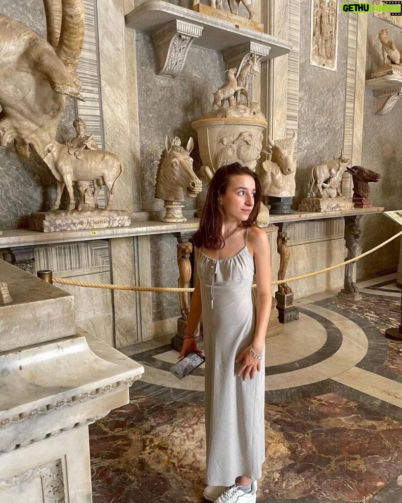 Lévanah Solomon Instagram - ✅ Visiter la Chapelle Sixtine 🥰 ________ #picoftheday #pictureoftheday #photography #photooftheday #travel #italy #rome #beige #tan #aesthetic #mood #vibes #summer #colors #color #light #white #ootd #outfit #pink #pastel #vacation #holiday #girl #neutral #museum #sixtinechapel
