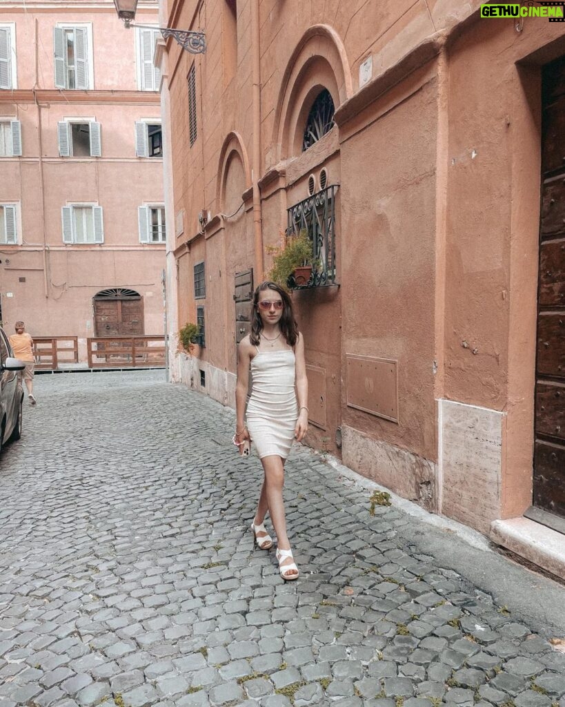 Lévanah Solomon Instagram - 17:17 ________ #picoftheday #pictureoftheday #photography #photooftheday #travel #sky #italy #rome #beige #tan #aesthetic #mood #vibes #summer #colors #color #light #white #ootd #outfit #pink #pastel #vacation #holiday #girl #neutral Italie, Rome