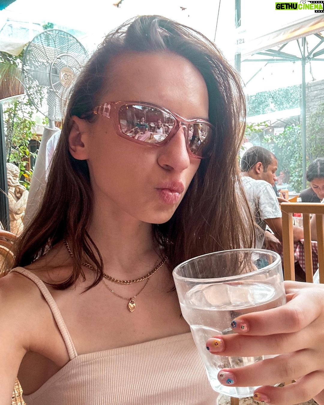 Lévanah Solomon Instagram - J’ai goûté des vraies pizzas et des vraies pâtes italiennes 🍝🍕 C’était trop bonnn 🤌🏻👌🏻 Swipe pour voir comment j’étais heureuse de manger 😂 *Photos retouchées __________ #picoftheday #pictureoftheday #photography #photooftheday #travel #italy #rome #beige #blue #pink #tan #aesthetic #mood #vibes #summer #colors #color #light #white #ootd #italia #pink #pastel #vacation #holiday #black #girl #neutral #pasta #pizza #food Italie, Rome