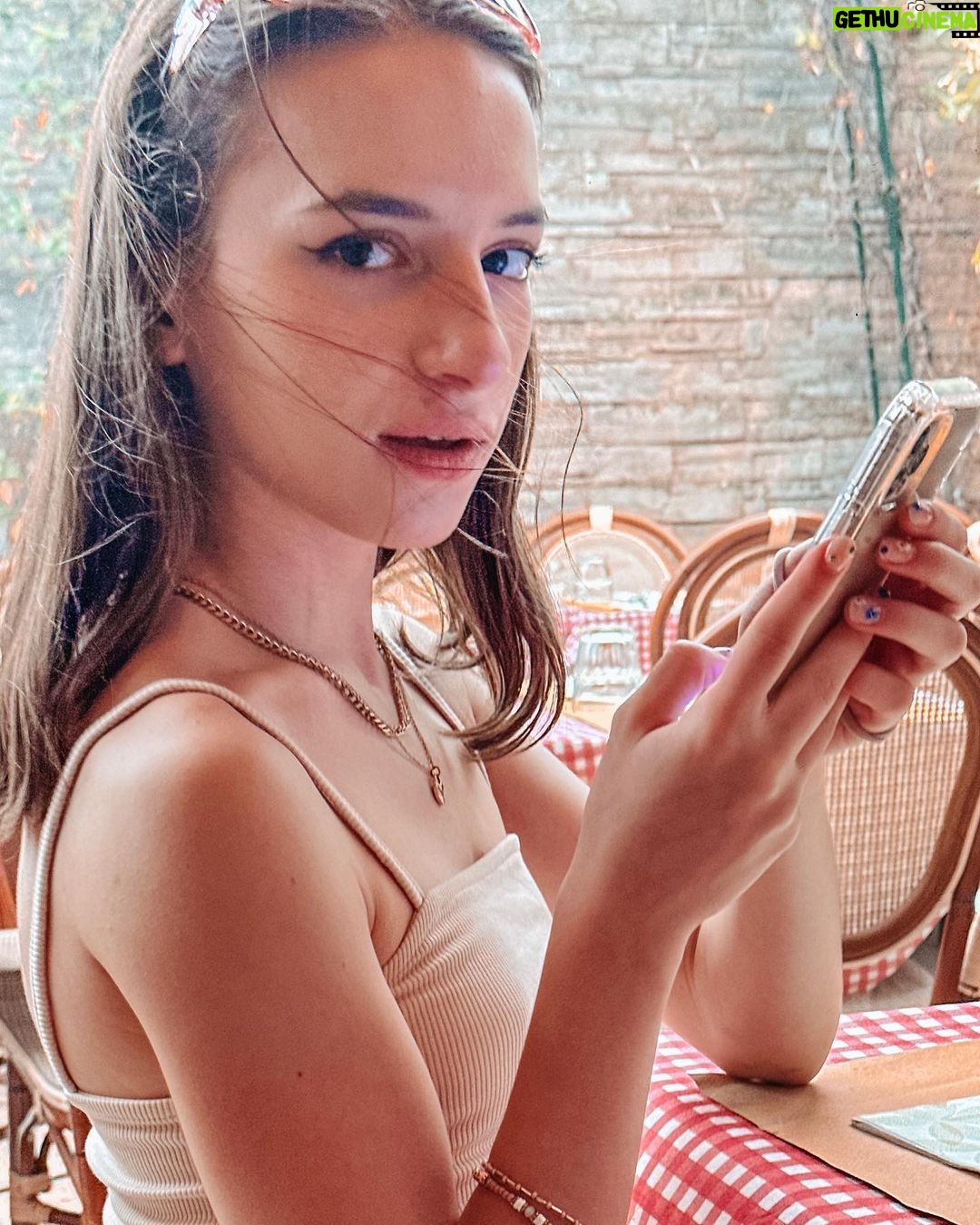 Lévanah Solomon Instagram - J’ai goûté des vraies pizzas et des vraies pâtes italiennes 🍝🍕 C’était trop bonnn 🤌🏻👌🏻 Swipe pour voir comment j’étais heureuse de manger 😂 *Photos retouchées __________ #picoftheday #pictureoftheday #photography #photooftheday #travel #italy #rome #beige #blue #pink #tan #aesthetic #mood #vibes #summer #colors #color #light #white #ootd #italia #pink #pastel #vacation #holiday #black #girl #neutral #pasta #pizza #food Italie, Rome