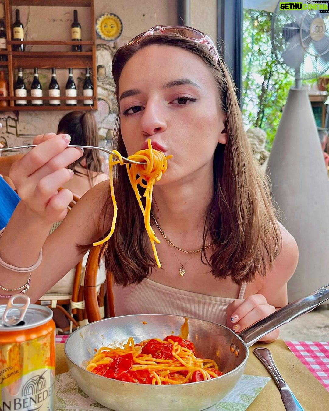 Lévanah Solomon Instagram - J’ai goûté des vraies pizzas et des vraies pâtes italiennes 🍝🍕 C’était trop bonnn 🤌🏻👌🏻 Swipe pour voir comment j’étais heureuse de manger 😂 *Photos retouchées __________ #picoftheday #pictureoftheday #photography #photooftheday #travel #italy #rome #beige #blue #pink #tan #aesthetic #mood #vibes #summer #colors #color #light #white #ootd #italia #pink #pastel #vacation #holiday #black #girl #neutral #pasta #pizza #food Italie, Rome