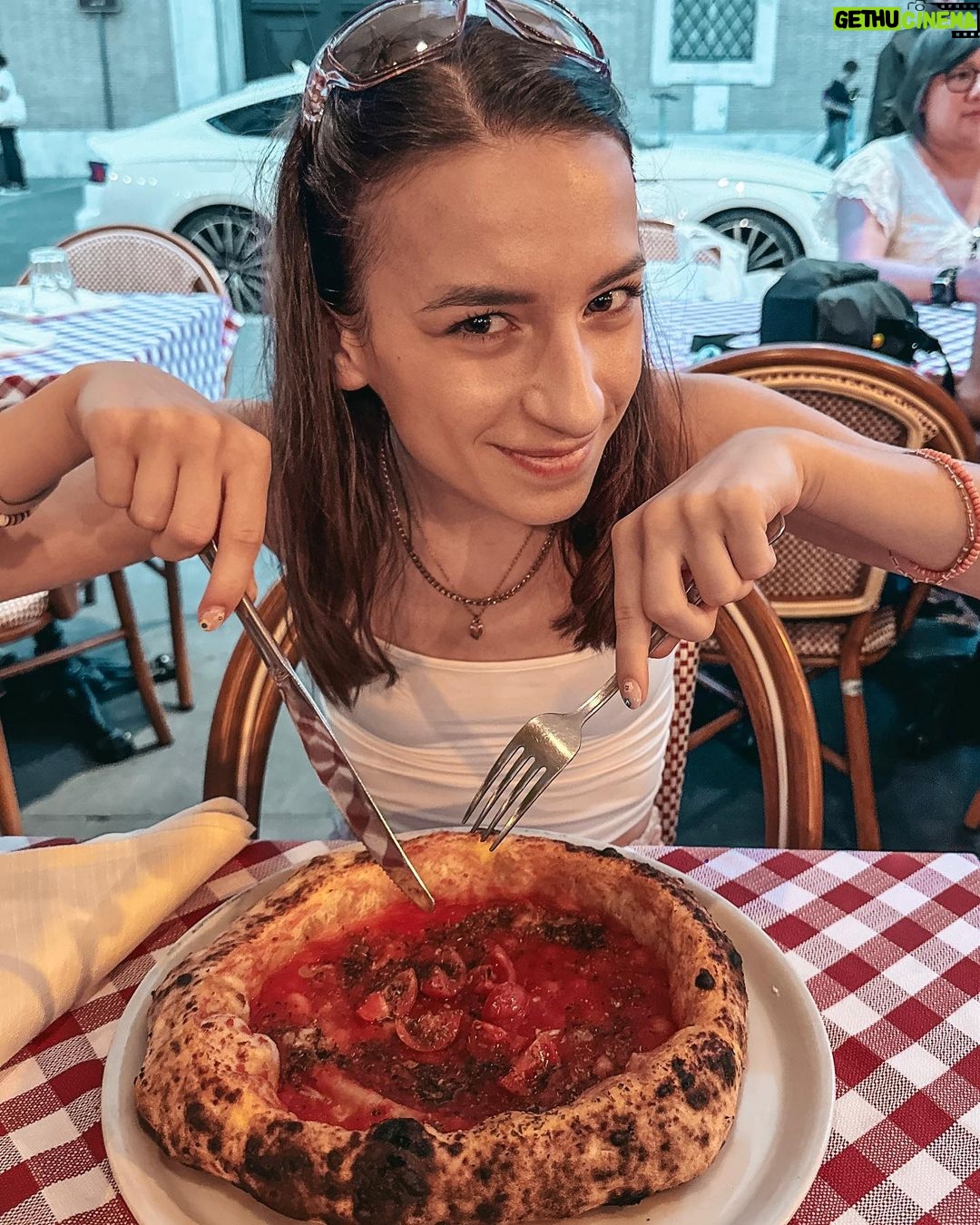 Lévanah Solomon Instagram - J’ai goûté des vraies pizzas et des vraies pâtes italiennes 🍝🍕 C’était trop bonnn 🤌🏻👌🏻 Swipe pour voir comment j’étais heureuse de manger 😂 *Photos retouchées __________ #picoftheday #pictureoftheday #photography #photooftheday #travel #italy #rome #beige #blue #pink #tan #aesthetic #mood #vibes #summer #colors #color #light #white #ootd #italia #pink #pastel #vacation #holiday #black #girl #neutral #pasta #pizza #food Italie, Rome