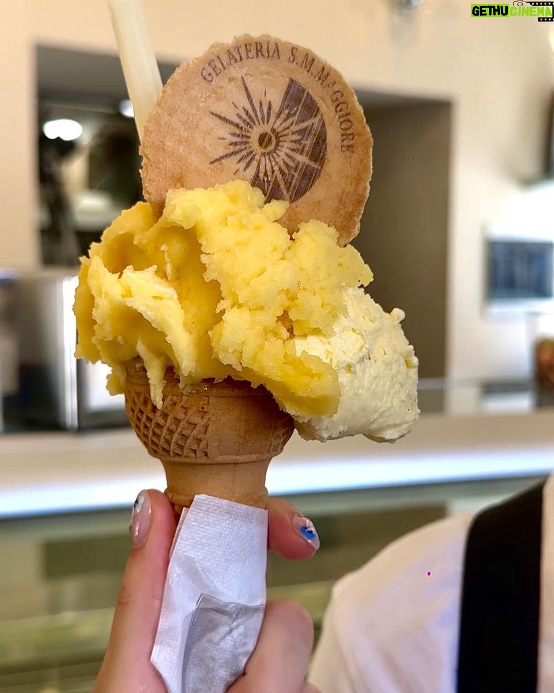 Lévanah Solomon Instagram - Swipe à gauche pour voir les différentes glaces que j’ai mangé à Rome ! Tu mangerais laquelle : 1 : Passion, Vanille 2 : Stracciatella, Pêche 3 : Stracciatella, Passion 4 : Mangue, Passion 5 : Amarena, Straciatella 6 : Fruits rouges, Citron Moi je les ai toutes kiffées 😝 *photos retouchées _____________ #picoftheday #pictureoftheday #photography #photooftheday #travel #gelato #italy #rome #beige #tan #aesthetic #mood #vibes #summer #colors #color #light #white #ootd #outfit #vacation #holiday #girl #neutral #pink #icecream Italie, Rome