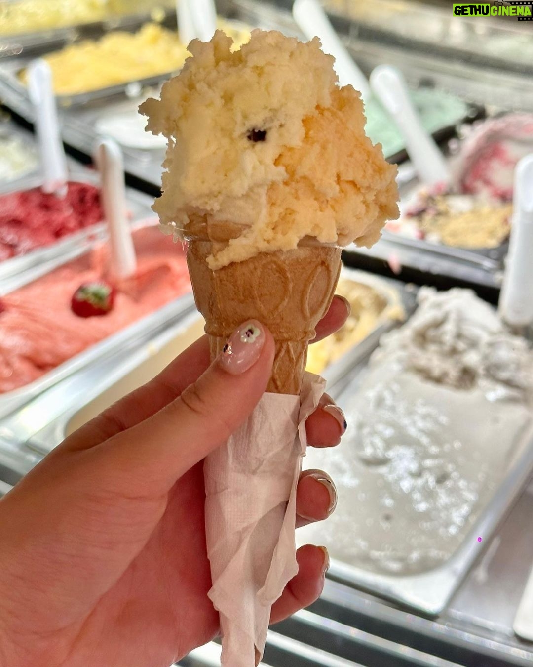 Lévanah Solomon Instagram - Swipe à gauche pour voir les différentes glaces que j’ai mangé à Rome ! Tu mangerais laquelle : 1 : Passion, Vanille 2 : Stracciatella, Pêche 3 : Stracciatella, Passion 4 : Mangue, Passion 5 : Amarena, Straciatella 6 : Fruits rouges, Citron Moi je les ai toutes kiffées 😝 *photos retouchées _____________ #picoftheday #pictureoftheday #photography #photooftheday #travel #gelato #italy #rome #beige #tan #aesthetic #mood #vibes #summer #colors #color #light #white #ootd #outfit #vacation #holiday #girl #neutral #pink #icecream Italie, Rome