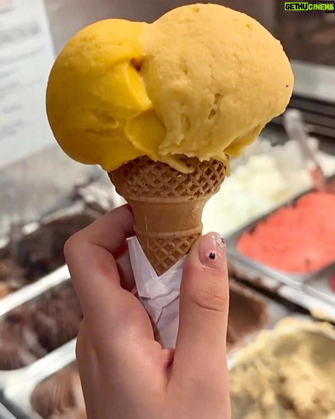 Lévanah Solomon Instagram - Swipe à gauche pour voir les différentes glaces que j’ai mangé à Rome ! Tu mangerais laquelle : 1 : Passion, Vanille 2 : Stracciatella, Pêche 3 : Stracciatella, Passion 4 : Mangue, Passion 5 : Amarena, Straciatella 6 : Fruits rouges, Citron Moi je les ai toutes kiffées 😝 *photos retouchées _____________ #picoftheday #pictureoftheday #photography #photooftheday #travel #gelato #italy #rome #beige #tan #aesthetic #mood #vibes #summer #colors #color #light #white #ootd #outfit #vacation #holiday #girl #neutral #pink #icecream Italie, Rome